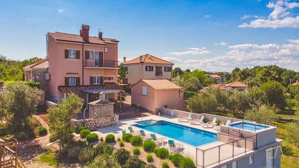 Villa Jele s bazenom i konobom u mirnom okruženju na Krku