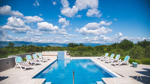 Villa Jele s bazenom i konobom u mirnom okruženju na Krku