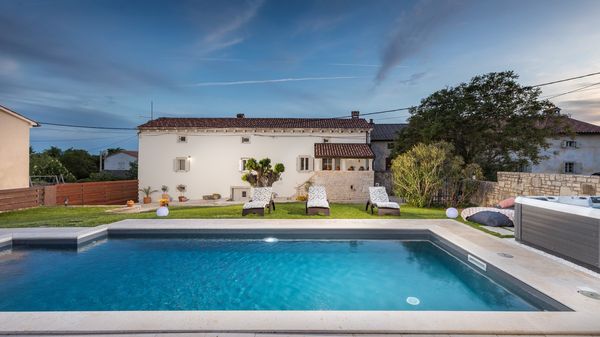 Villa Jona - Lijepa vila s privatnim bazenom, igraonicom i vanjskim igralištem za djecu