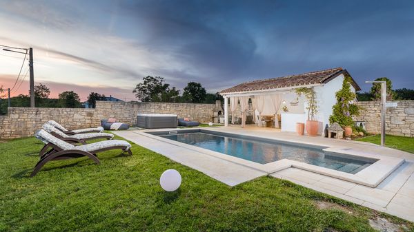 Villa Jona - Lijepa vila s privatnim bazenom, igraonicom i vanjskim igralištem za djecu