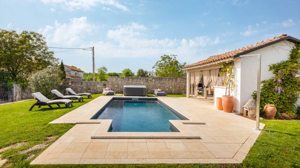 Villa Jona - Lijepa vila s privatnim bazenom, igraonicom i vanjskim igralištem za djecu