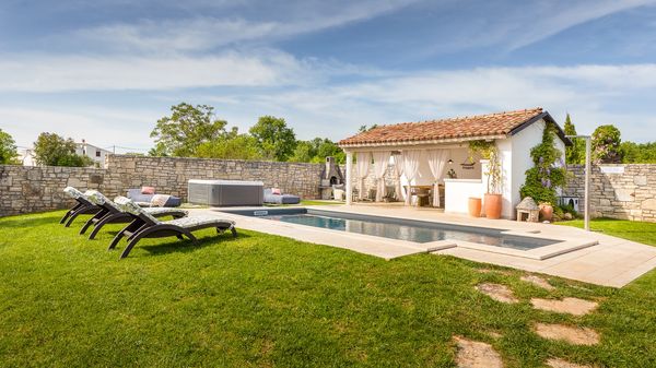 Villa Jona - Lijepa vila s privatnim bazenom, igraonicom i vanjskim igralištem za djecu