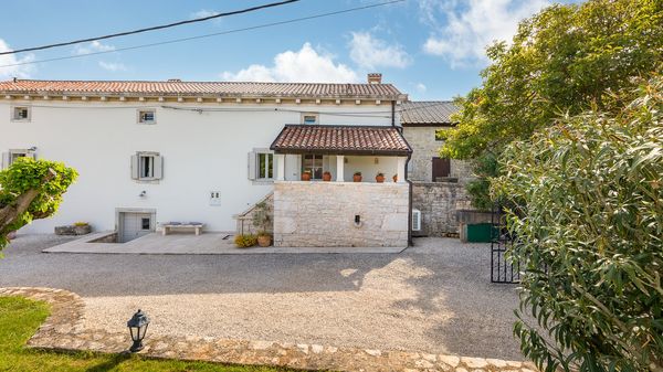 Villa Jona - Lijepa vila s privatnim bazenom, igraonicom i vanjskim igralištem za djecu