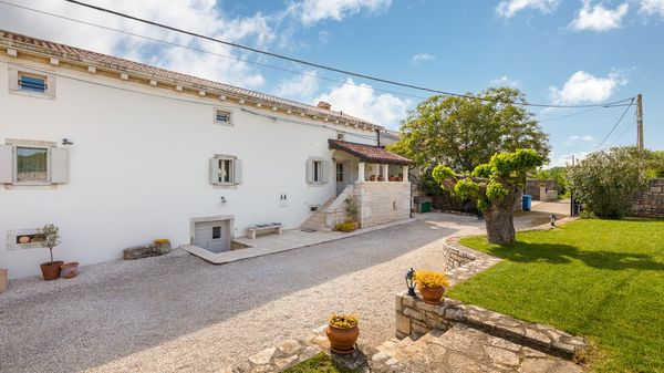 Villa Jona - Lijepa vila s privatnim bazenom, igraonicom i vanjskim igralištem za djecu
