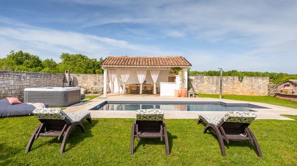 Villa Jona - Lijepa vila s privatnim bazenom, igraonicom i vanjskim igralištem za djecu