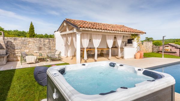 Villa Jona - Lijepa vila s privatnim bazenom, igraonicom i vanjskim igralištem za djecu