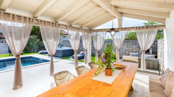 Villa Jona - Lijepa vila s privatnim bazenom, igraonicom i vanjskim igralištem za djecu