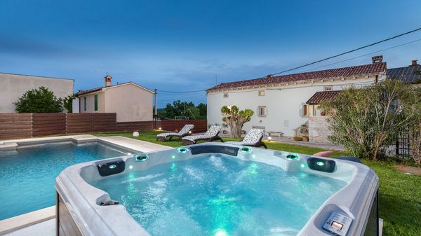 Villa Jona - Lijepa vila s privatnim bazenom, igraonicom i vanjskim igralištem za djecu