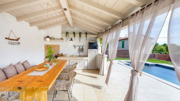 Villa Jona - Lijepa vila s privatnim bazenom, igraonicom i vanjskim igralištem za djecu