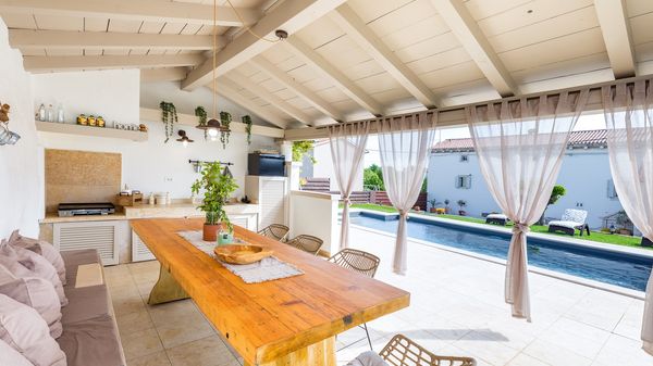 Villa Jona - Lijepa vila s privatnim bazenom, igraonicom i vanjskim igralištem za djecu