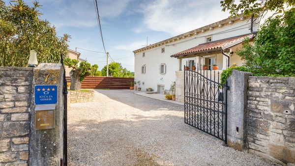 Villa Jona - Lijepa vila s privatnim bazenom, igraonicom i vanjskim igralištem za djecu