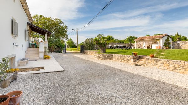 Villa Jona - Lijepa vila s privatnim bazenom, igraonicom i vanjskim igralištem za djecu