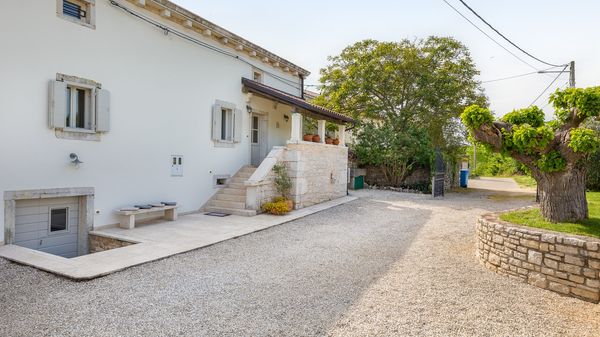 Villa Jona - Lijepa vila s privatnim bazenom, igraonicom i vanjskim igralištem za djecu