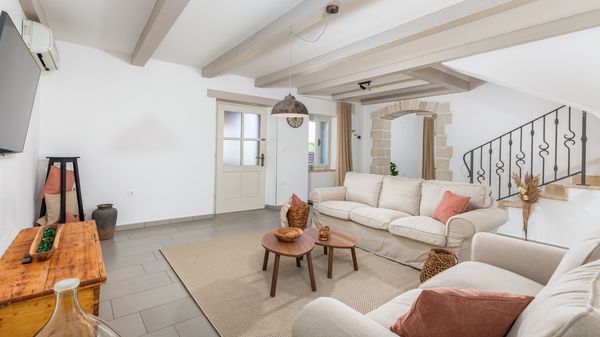 Villa Jona - Lijepa vila s privatnim bazenom, igraonicom i vanjskim igralištem za djecu