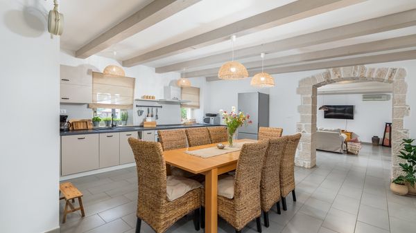 Villa Jona - Lijepa vila s privatnim bazenom, igraonicom i vanjskim igralištem za djecu