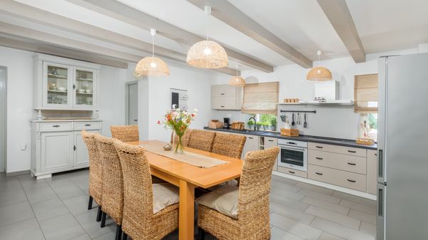Villa Jona - Lijepa vila s privatnim bazenom, igraonicom i vanjskim igralištem za djecu
