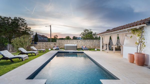 Villa Jona - Lijepa vila s privatnim bazenom, igraonicom i vanjskim igralištem za djecu
