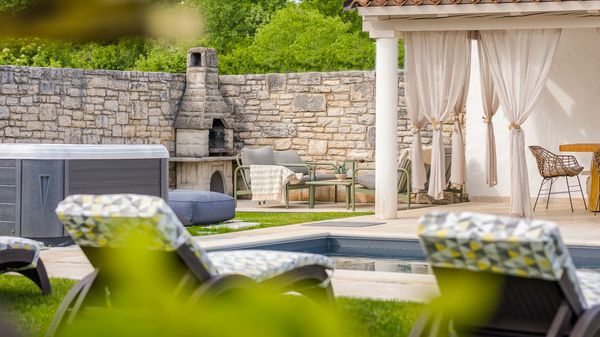 Villa Jona - Lijepa vila s privatnim bazenom, igraonicom i vanjskim igralištem za djecu