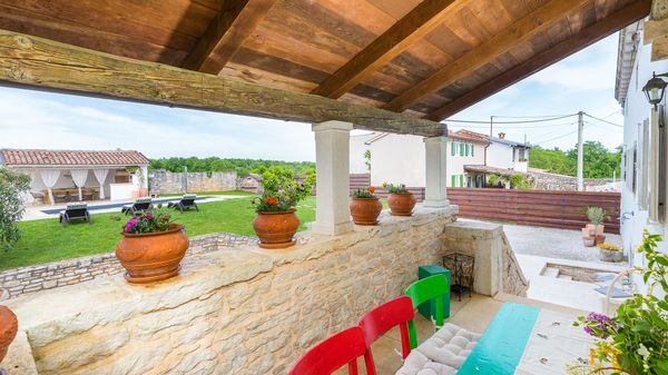 Villa Jona - Lijepa vila s privatnim bazenom, igraonicom i vanjskim igralištem za djecu