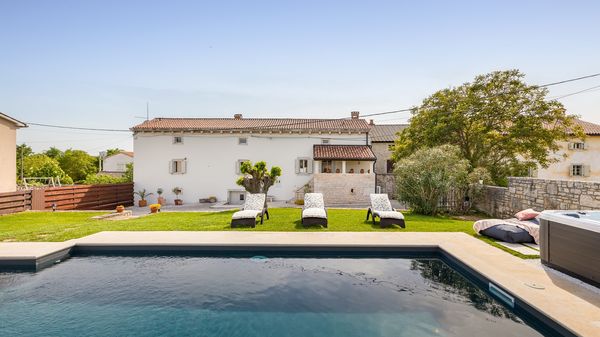 Villa Jona - Lijepa vila s privatnim bazenom, igraonicom i vanjskim igralištem za djecu