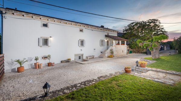 Villa Jona - Lijepa vila s privatnim bazenom, igraonicom i vanjskim igralištem za djecu