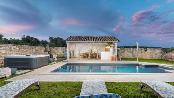 Villa Jona - Lijepa vila s privatnim bazenom, igraonicom i vanjskim igralištem za djecu