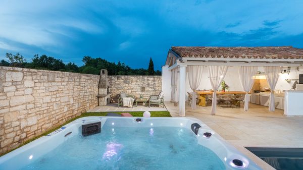 Villa Jona - Lijepa vila s privatnim bazenom, igraonicom i vanjskim igralištem za djecu