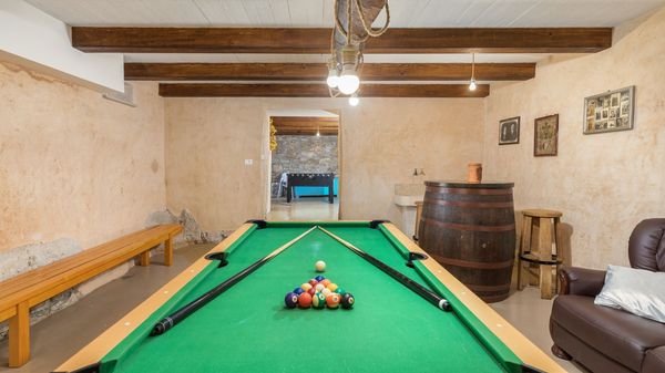 Villa Jona - Lijepa vila s privatnim bazenom, igraonicom i vanjskim igralištem za djecu