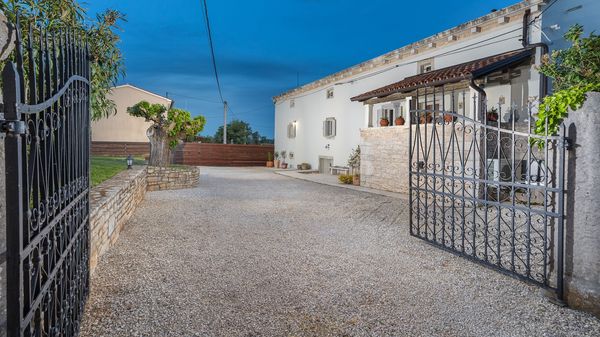 Villa Jona - Lijepa vila s privatnim bazenom, igraonicom i vanjskim igralištem za djecu
