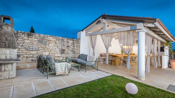 Villa Jona - Lijepa vila s privatnim bazenom, igraonicom i vanjskim igralištem za djecu