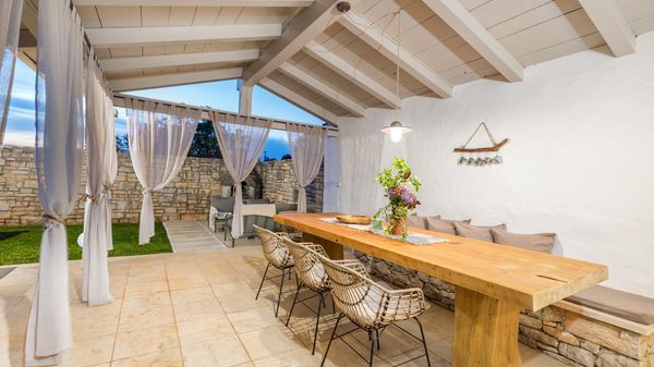 Villa Jona - Lijepa vila s privatnim bazenom, igraonicom i vanjskim igralištem za djecu