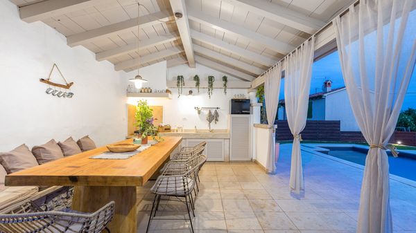 Villa Jona - Lijepa vila s privatnim bazenom, igraonicom i vanjskim igralištem za djecu