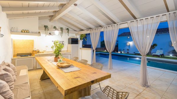 Villa Jona - Lijepa vila s privatnim bazenom, igraonicom i vanjskim igralištem za djecu