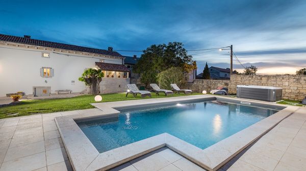 Villa Jona - Lijepa vila s privatnim bazenom, igraonicom i vanjskim igralištem za djecu