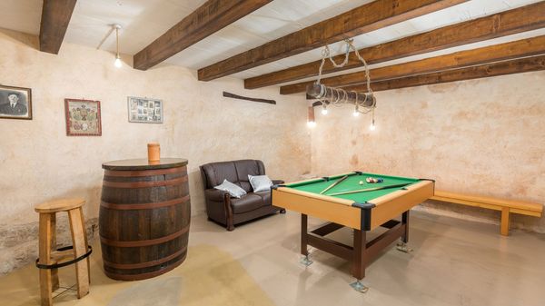 Villa Jona - Lijepa vila s privatnim bazenom, igraonicom i vanjskim igralištem za djecu
