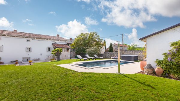 Villa Jona - Lijepa vila s privatnim bazenom, igraonicom i vanjskim igralištem za djecu