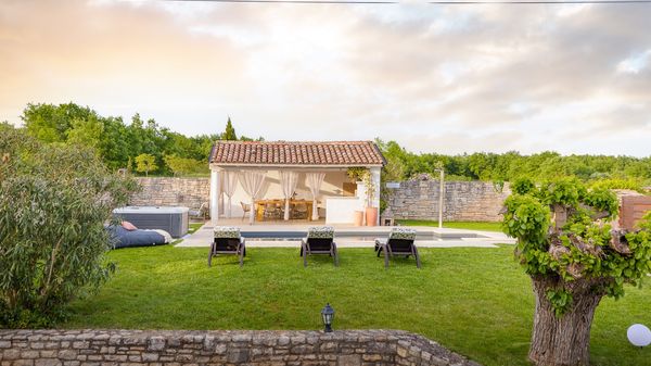 Villa Jona - Lijepa vila s privatnim bazenom, igraonicom i vanjskim igralištem za djecu