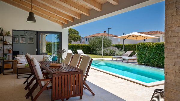 Villa Laurentii - prekrasna moderna vila s privatnim bazenom