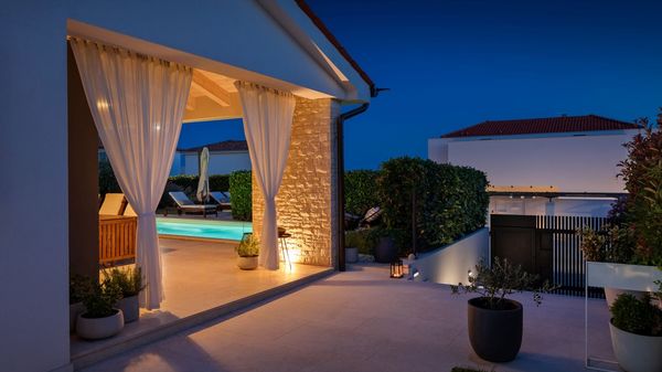 Villa Laurentii - prekrasna moderna vila s privatnim bazenom