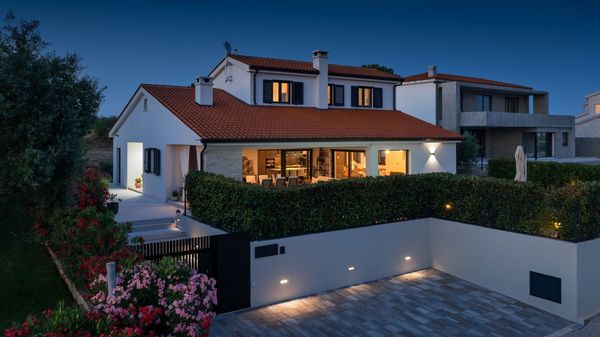 Villa Laurentii - prekrasna moderna vila s privatnim bazenom