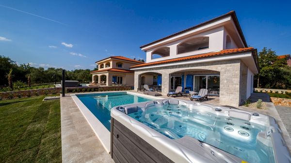 Moderna Villa Loma 2 s pogledom i vanjskim bazenom na Krku