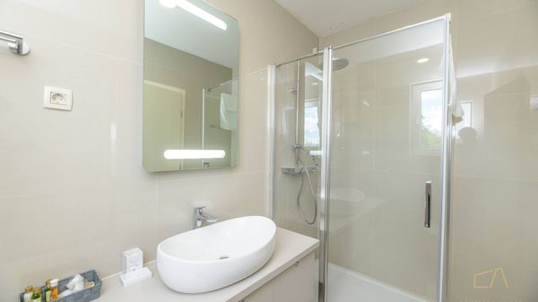 Moderna Villa Loma 2 s pogledom i vanjskim bazenom na Krku