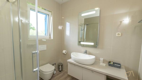 Moderna Villa Loma 2 s pogledom i vanjskim bazenom na Krku