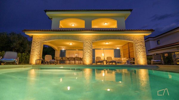 Moderna Villa Loma 2 s pogledom i vanjskim bazenom na Krku