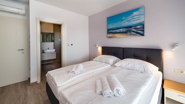 Moderna Villa Loma 2 s pogledom i vanjskim bazenom na Krku