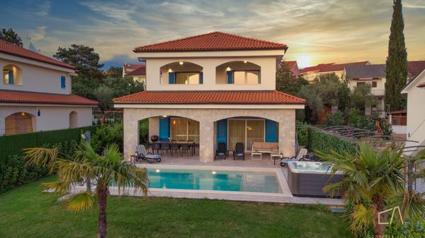 Moderna Villa Loma 2 s pogledom i vanjskim bazenom na Krku