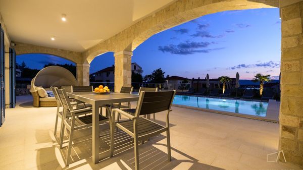 Moderna Villa Loma 2 s pogledom i vanjskim bazenom na Krku