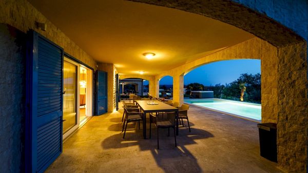 Moderna Villa Loma 2 s pogledom i vanjskim bazenom na Krku