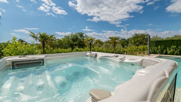 Moderna Villa Loma 2 s pogledom i vanjskim bazenom na Krku