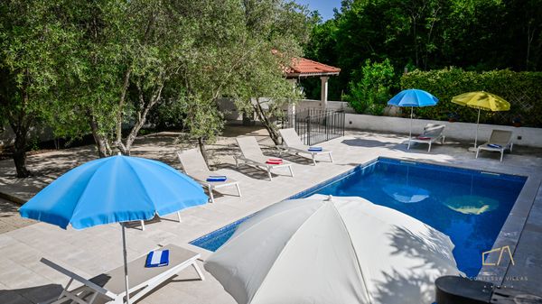 Familienfreundliche Villa Maria mit Außenpool und Grill auf Krk